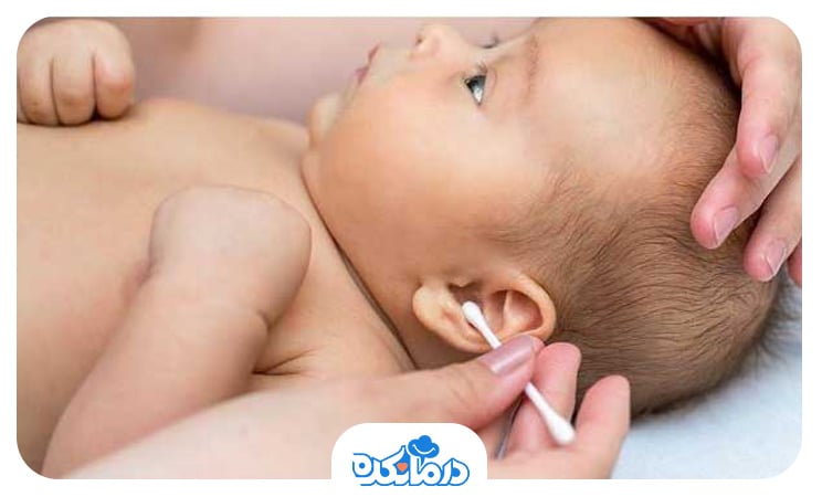 تصویر کودکی در حال معاینه التهاب گوش