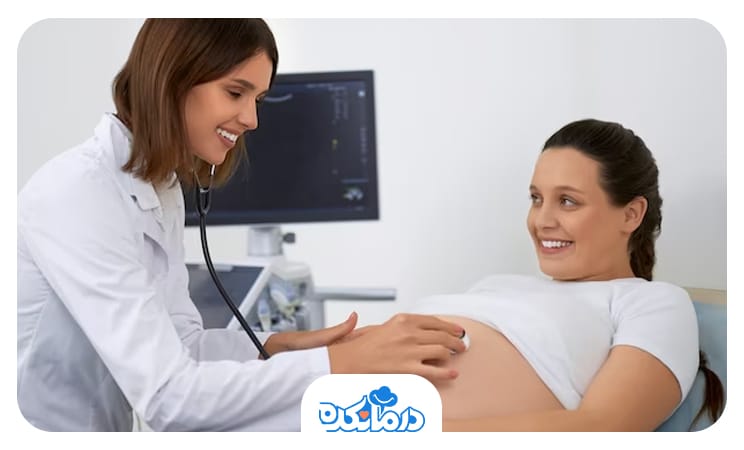 تصویر خانم بارداری که در حال مشاوره با پزشک است.