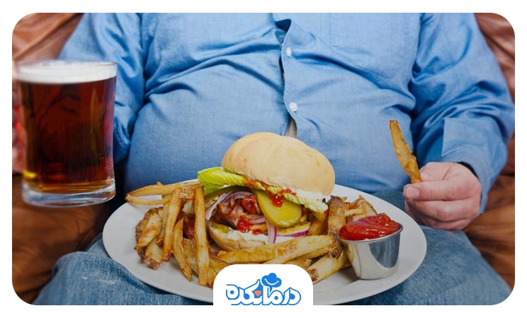 تصویر فرد چاقی که در حال خوردن غذاهای ناسالم است.