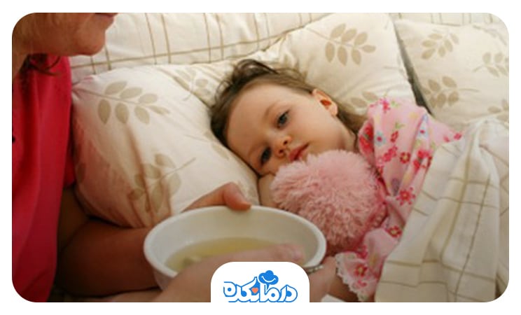تصویر کودک بیماری که در حال نوشیدن مایعات است