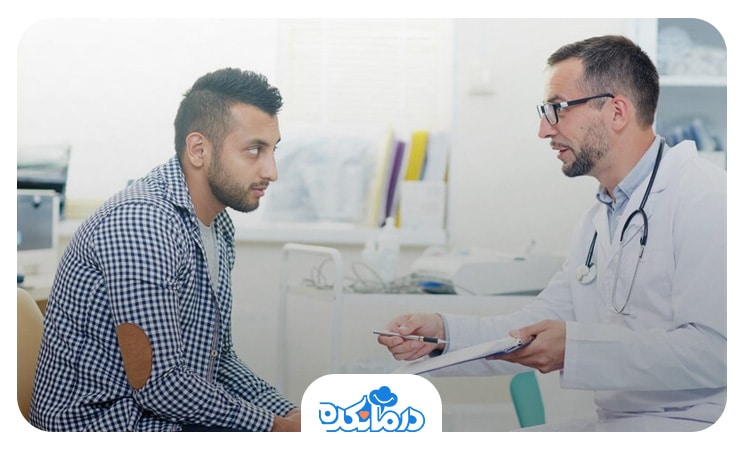 تصویری از بیمار مرد که در حال صحبت با پزشک است. 