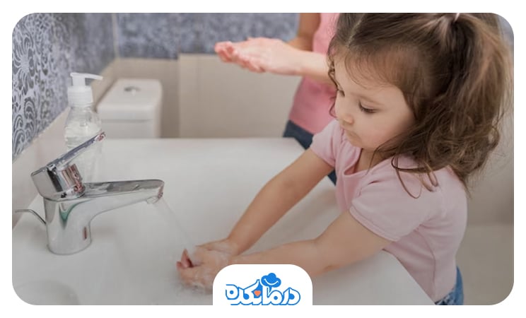 تصویر کودکی که در حال شستن دست ها است.