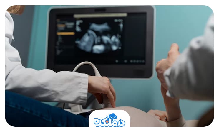 تصویر پزشکی که در حال سونوگرافی یک خانم باردار است.