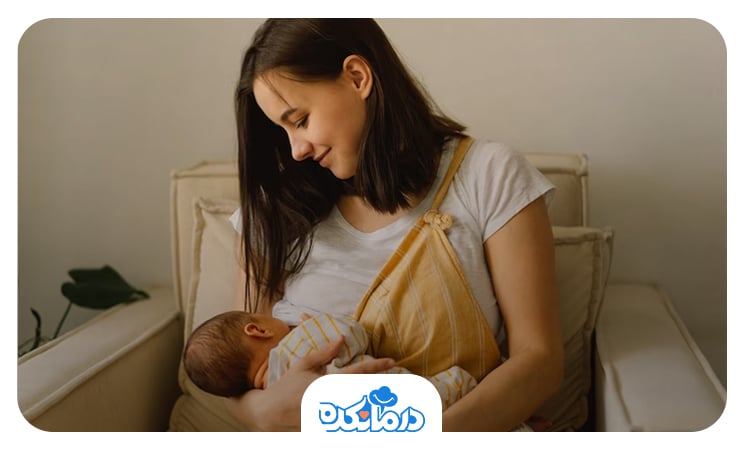 مادری که در حال شیر دادن به کودکش است. سینه‌های بزرگ می‌توانند باعث درد در هنگام شیر دادن شوند.