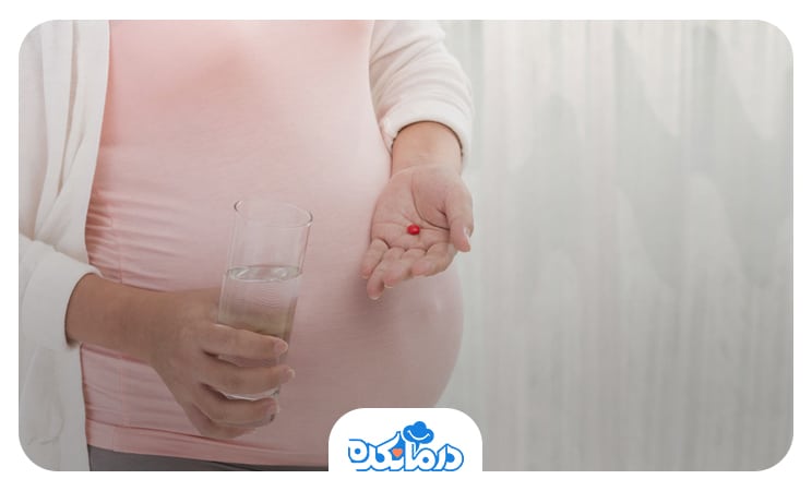 تصویر خانم بارداری که در حال مصرف مکمل آهن است.