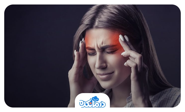 خانمی که دستانش را کنار پیشانیاش قرار داده است. چشمان او بسته است و ناحیه شقیقه با رنگ قرمز مشخص شده است. ظاهر او به سردرد مبتلاست.