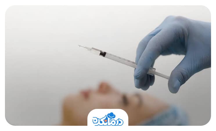 تصویر پزشکی که در حال آماده کرد سرنگ برای تزریق بوتاکس است.