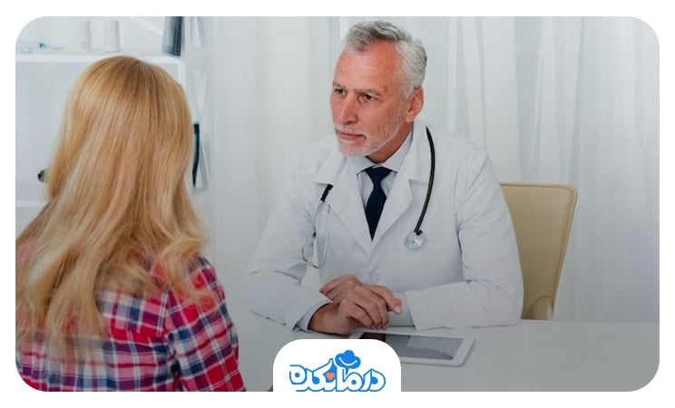 زن بیماری که در مطب با پزشک صحبت می‌کند