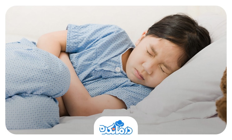 کودکی که شکم درد دارد. این مشکل می‌تواند مربوط به اسپاسم روده‌ای باشد.