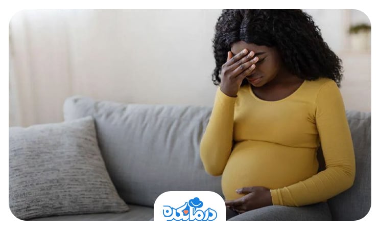 تصویر مادر بارداری که شرایط روحی بدی دارد.