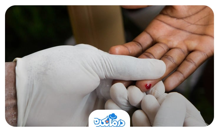 یک دست با دستکش که دست شخص دیگری را که نوک انگشت او خونی است  گرفته است