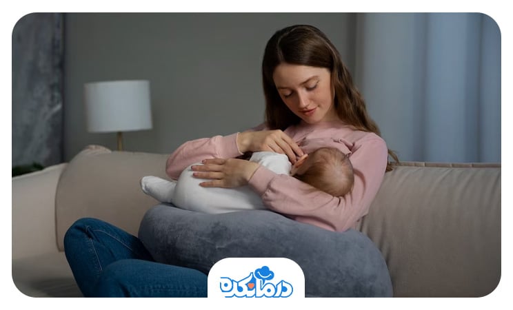 مادری که در حال شیر دادن به نوزادش است. چای یا عصاره بابونه می‌تواند به افزایش شیر مادر کمک کند.