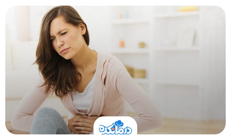 خانمی که دچار دردهای شکمی است. این درد می‌تواند ناشی از اسپاسم روده‌ای باشد.