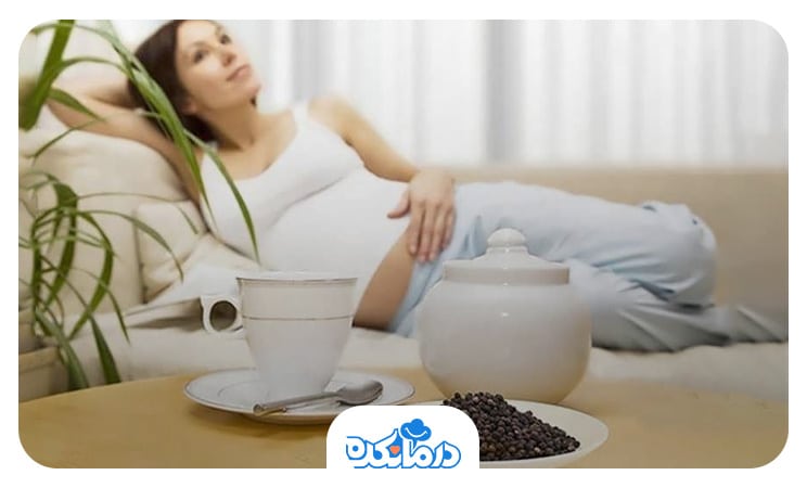 خانم بارداری که در حال مصرف سیاه دانه است. این گیاه به تقویت سیستم ایمنی بدن مادر در دوران بارداری کمک می‌کند.
