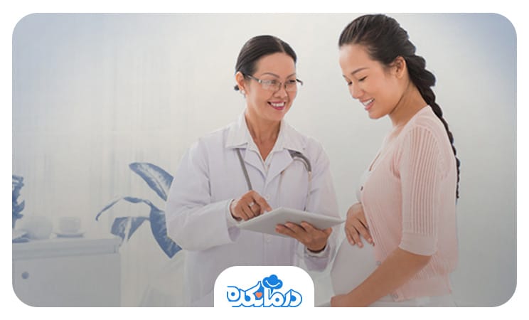 پزشکی که در حال معاینه یک زن باردار است. تست خون هپاتیت E برای برخی زنان ضروری است