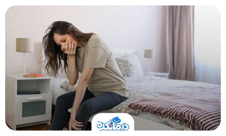 خانمی که دچار حالت تهوع و دردهای شکمی شده است. این موارد می‌توانند از نشانه‌های هپاتیت در زنان باشند.