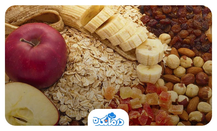 غذاهای حاوی انواع فیبر شامل موز، سیب، جو دوسر و مغزیجات
