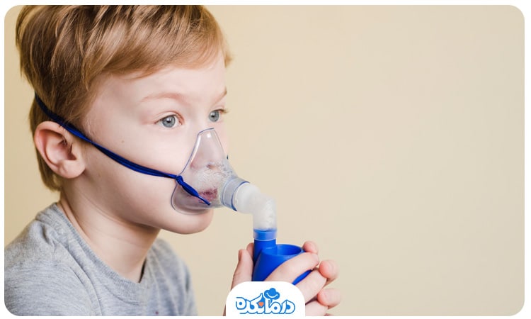 پسر بچه‌ مبتلا به بیماری کودکان که ماسک اکسیژن روی صورت او قرار دارد