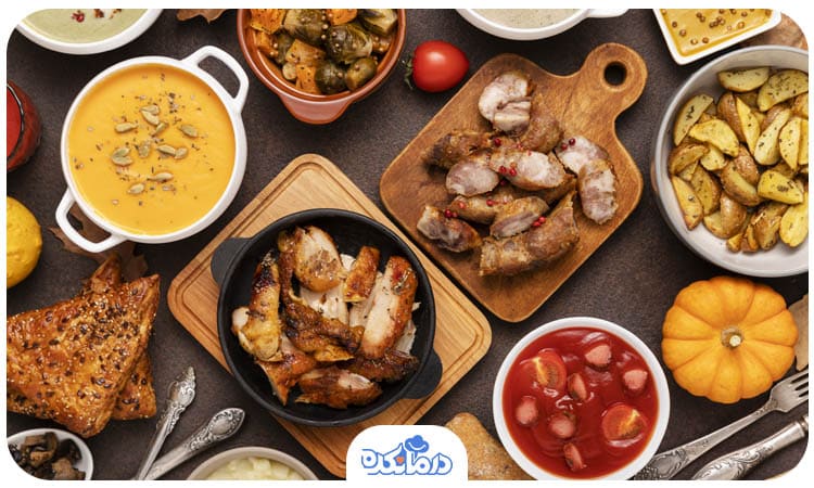 تعدادی غذا شامل سوپ، مرغ، کدو حلوایی و گوجهفرنگی