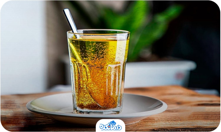 یک لیوان نوشیدنی خاکشیر را می‌بینید. از این گیاه در طب سنتی برای درمان یبوست استفاده می‌شود.
