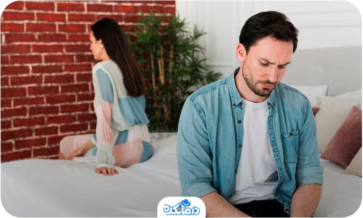 تصویر زن و مردی که به دلیل کاهش میل جنسی دو طرف تخت نشسته‌اند