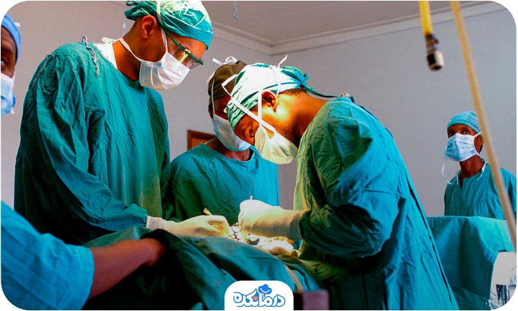 پزشکی که در حال جراحی است. اگر علت یبوست به ناهنجاری‌های ساختاری مربوط باشد، پزشک جراحی را توصیه می‌کند.