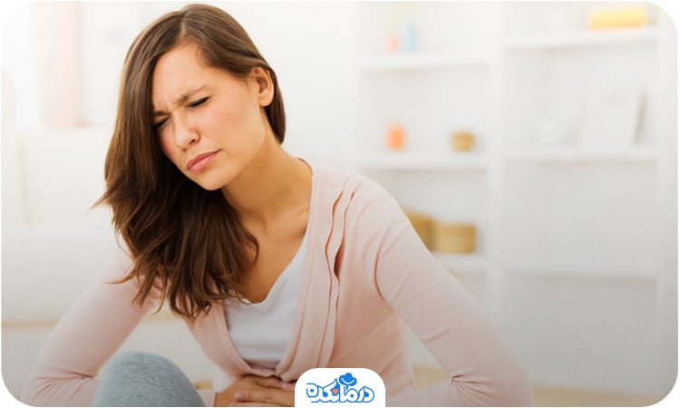 خانمی که از تورم و دردهای شکمی رنج می‌برد. این علائم می‌توانند مربوط به انفارکتوس طحال باشند.
