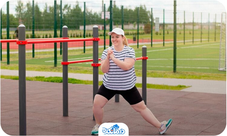 تصویری از فردی که دارای اضافه وزن بوده و فعالیت ورزشی انجام می‌دهد. 
