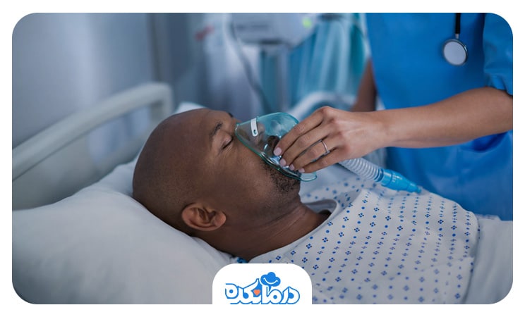 پزشکی که از اکسیژن درمانی برای درمان اسیدی شدن بدن بیمار استفاده می‌کند.