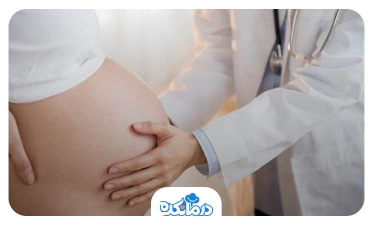تصویر پزشکی که در حال بررسی پوست یک خانم بارداری است.