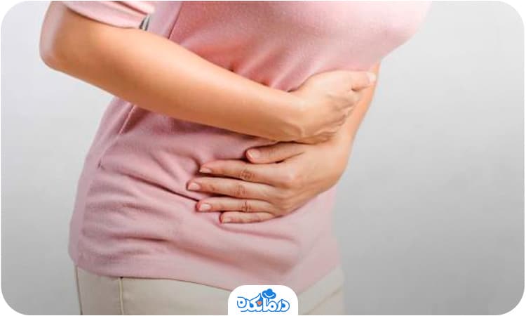 فردی که شکم خود گرفته است.به نظر می‌رسد به بیماری‌های التهابی روده مبتلا است. این بیماری‌ها با علائمی مانند خون در مدفوع و دردهای شکمی همراه هستند.