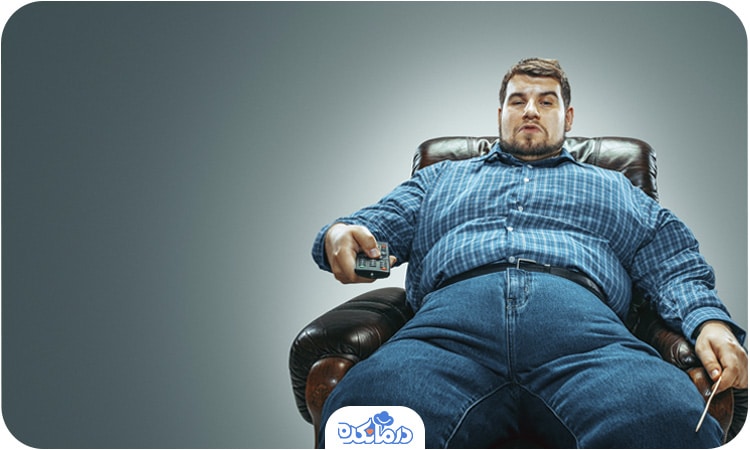 فردی که اضافه وزن دارد. این مشکل می‌تواند به دلیل اختلالات تیروئیدی ایجاد شود.