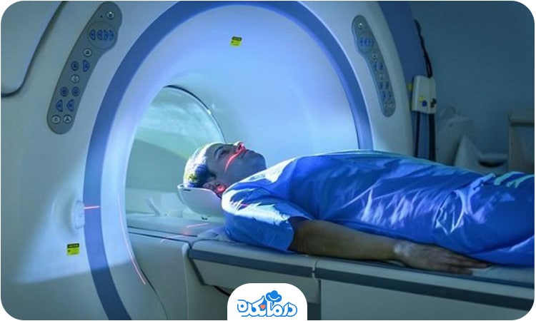 تصویر پزشک در حال انجام MRI
