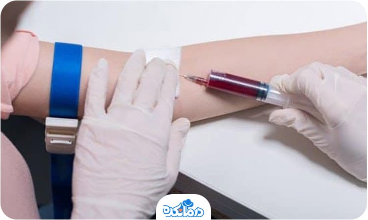 تصویری از نمونه‌گیری خون برای بررسی پلاکت خون پایین