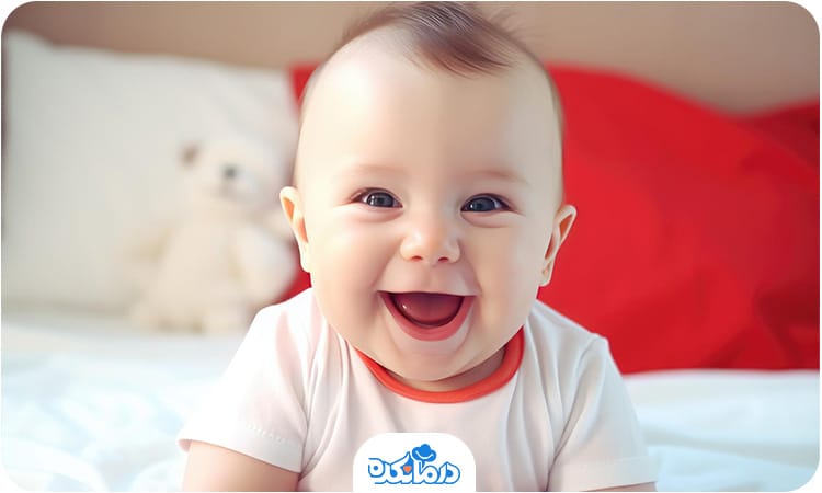 یک نوزاد در حال خندیدن است