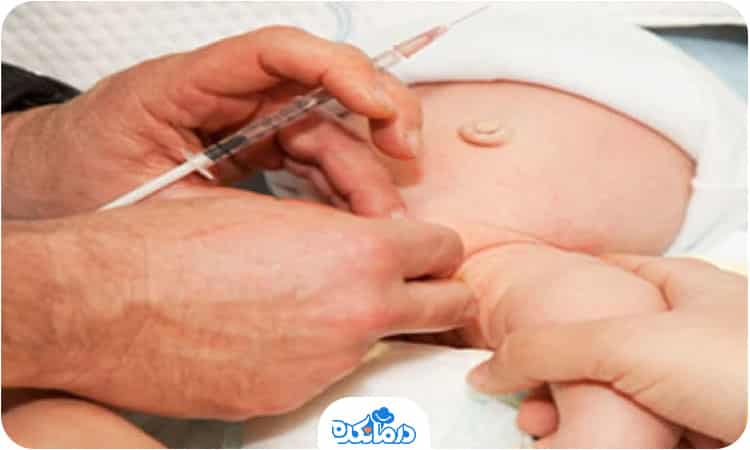 تصویری از پزشکی در حال ختنه کردن نوزاد
