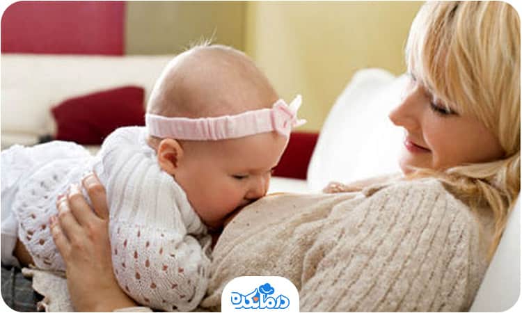 نوزاد از سینه مادر شیر می‌خورد