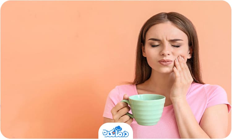 زنی که هنگام خوردن یک لیوان چای دچار دندان درد شده است