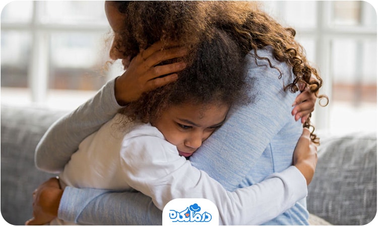 مادری که کودک خود را در آغوش گرفته است. بیماری التهاب روده در کودکان آنها را از نظر روحی تحت تاثیر قرار می‌دهد.