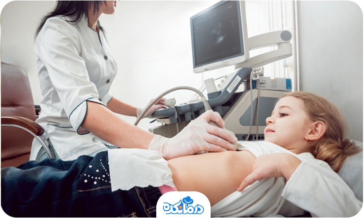 پزشکی که در حال انجام سونوگرافی از یک کودک است. این تست در تشخیص بیماری التهاب روده در کودکان کاربرد دارد.