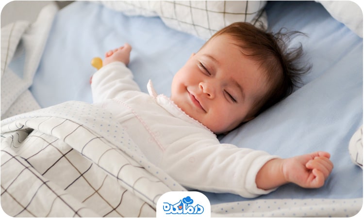 یک نوزاد در خواب لبخند می‌زند