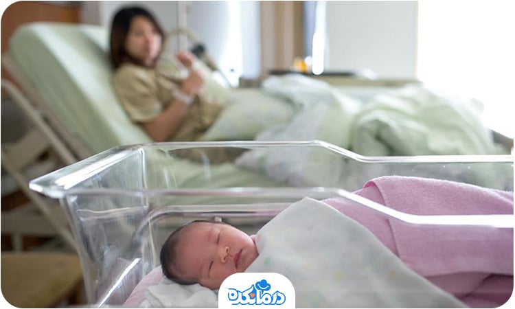یک زن در بیمارستان که به تازگی زایمان کرده است و به نوزاد خود نگاه می‌کند