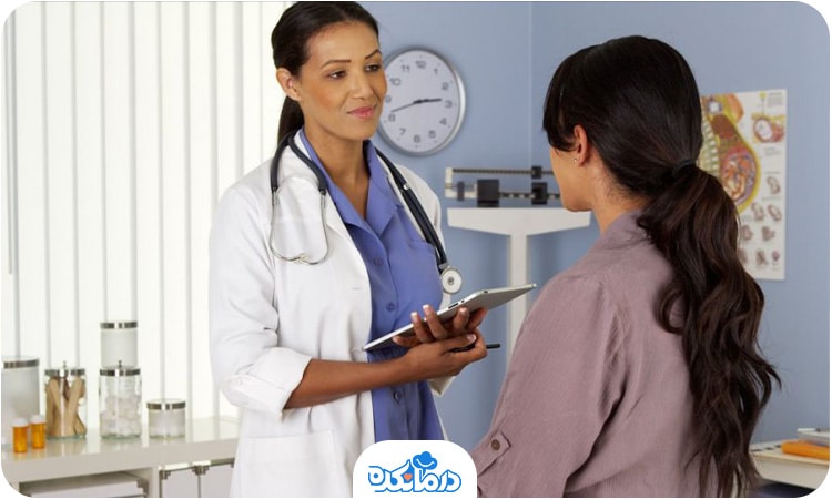 یک زن بیمار در مطب با پزشک صحبت می‌کند