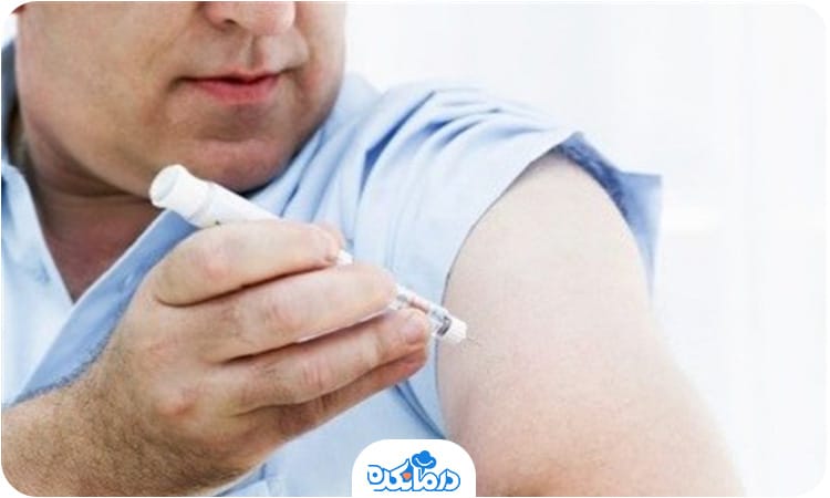 مرد مبتلا به دیابت انسولین را به بازوی خود تزریق می‌کند