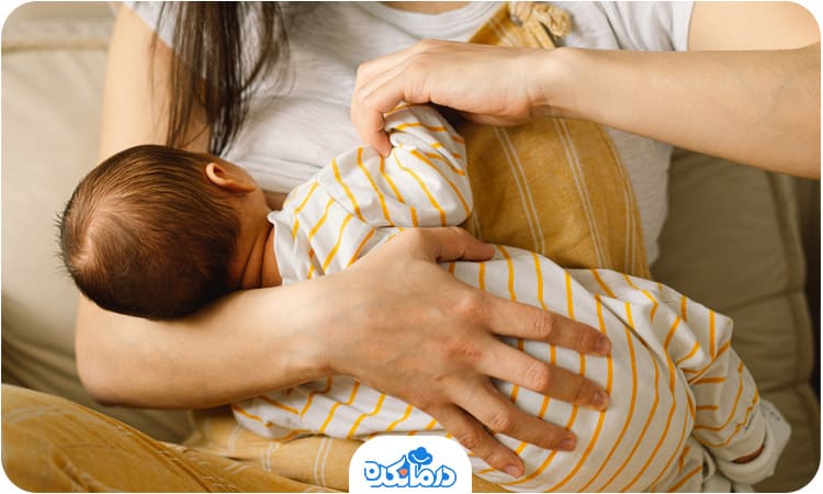 یک زن به نوزاد خود شیر می‌دهد