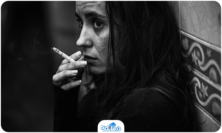 یک زن در حال سیگار کشیدن است