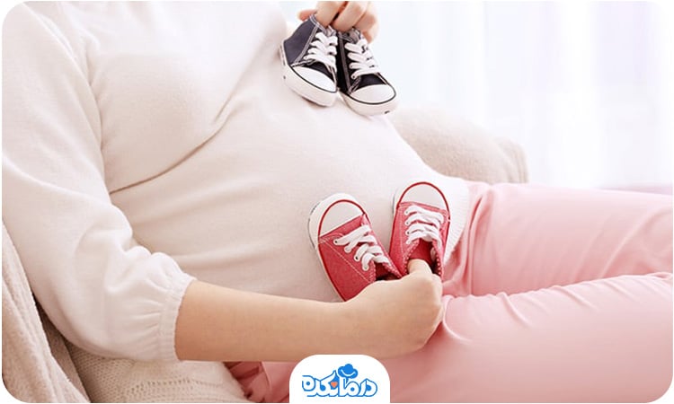 خانم بارداری که ۲ جفت کتانی نوزاد در دست دارد. یک جفت قرمز و یک جفت آبی. سقط جنین اغلب در ماه‌های ابتدایی رخ می‌دهد و سپس ریسک آن کاهش می‌یابد.