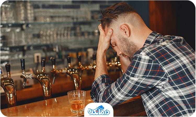 یک مرد افسرده در حال نوشیدن الکل