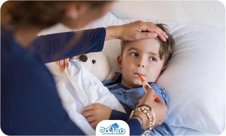 مادر تبسنج را در دهان پسرش قرار داده و دست خود را روی پیشانی او گذاشته است