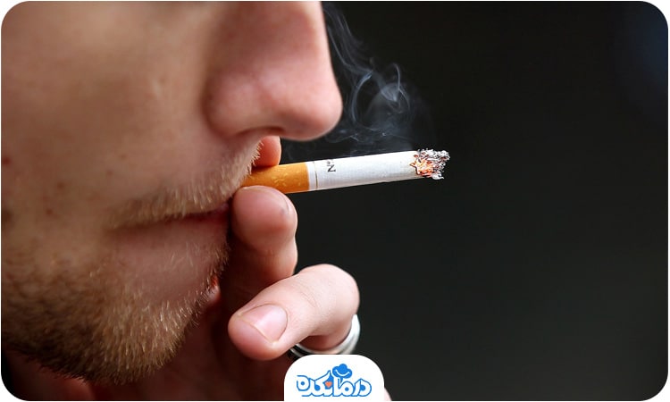 تصویر مردی که در حال سیگار کشیدن است